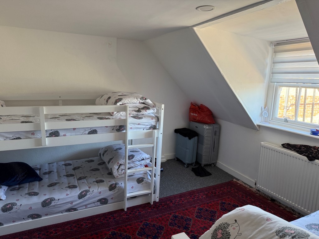 Lot: 43 - MIXED USE INVESTMENT IN TOWN CENTRE PRODUCING APPROX. £34,000 PER ANNUM - Third floor rear bedroom with window